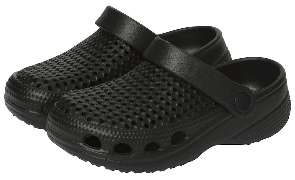 Svarta barntofflor med hål och hälrem.