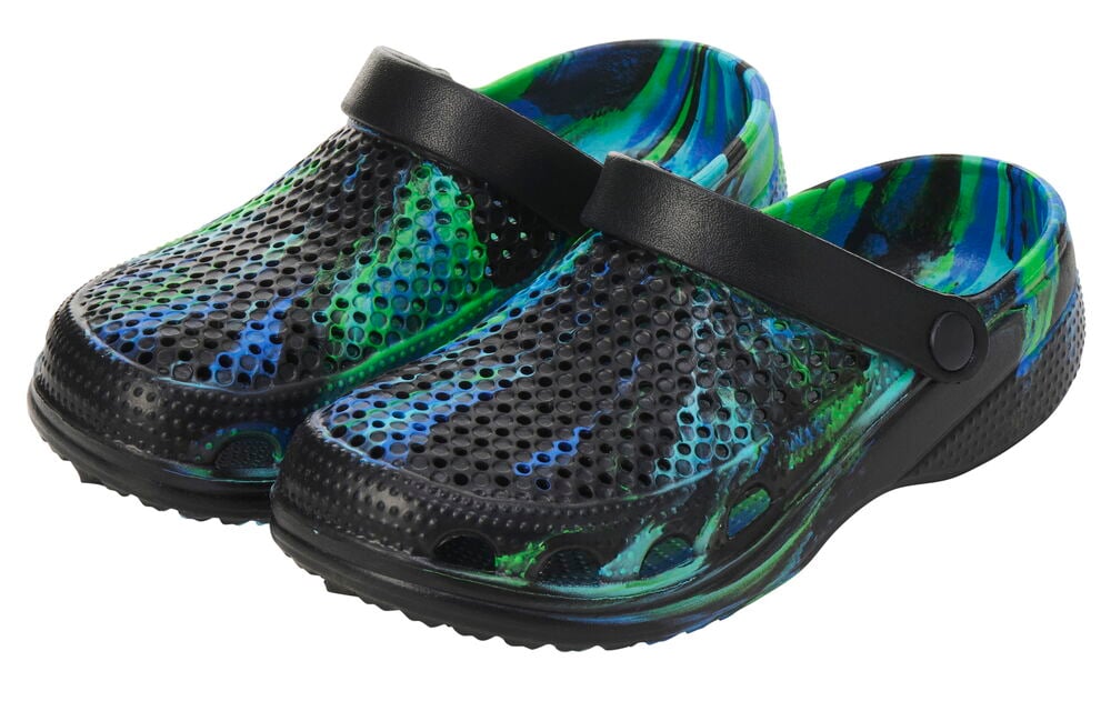 Ein Paar Kinderclogs 25-34 Schwarz mit perforiertem Obermaterial und grün-blauem Marmormuster.