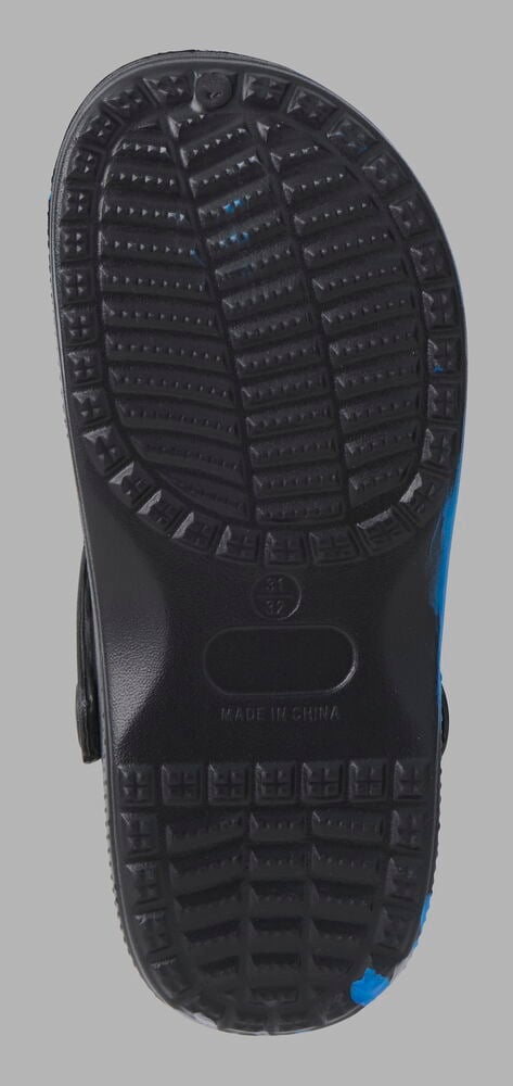 Unteransicht eines schwarzen Kinderclogs mit profilierter Sohle und blauen Akzenten.