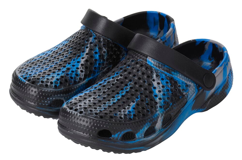 Schwarze und blau marmorierte Kinderclogs 25-34 sind perforiert mit einem schwarzen Riemen.