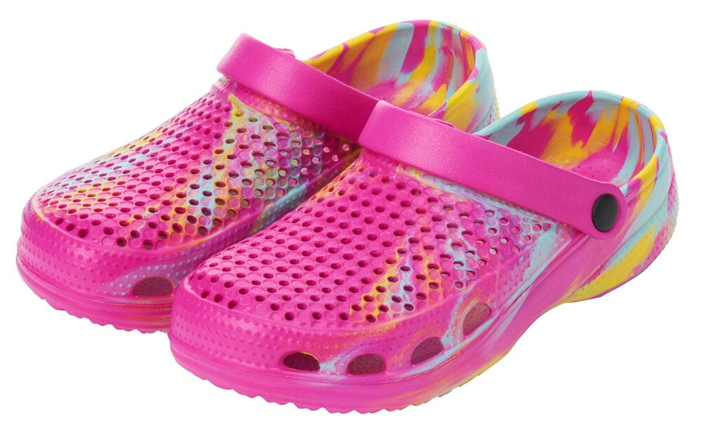 Ein Paar kirschrote Kinderclogs mit perforiertem Obermaterial, mehrfarbigem Futter und Sohle.