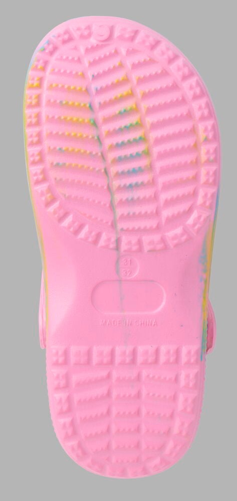 Unteransicht eines kirschroten Kinderclogs mit profilierter Sohle und mehrfarbigem Muster.