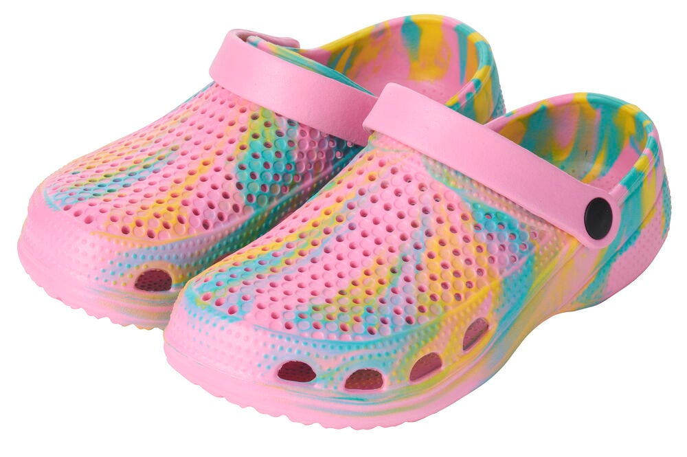 Ein Paar kirschrote, gelbe und türkise tie-dye Kinderclogs mit perforiertem Obermaterial und soliden rosa Fersenriemen.