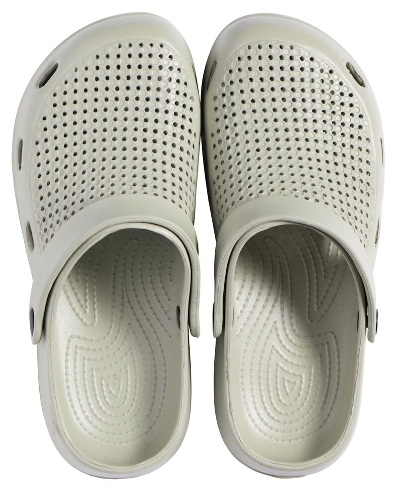 Ljusgröna tofflor med hål och hälrem.