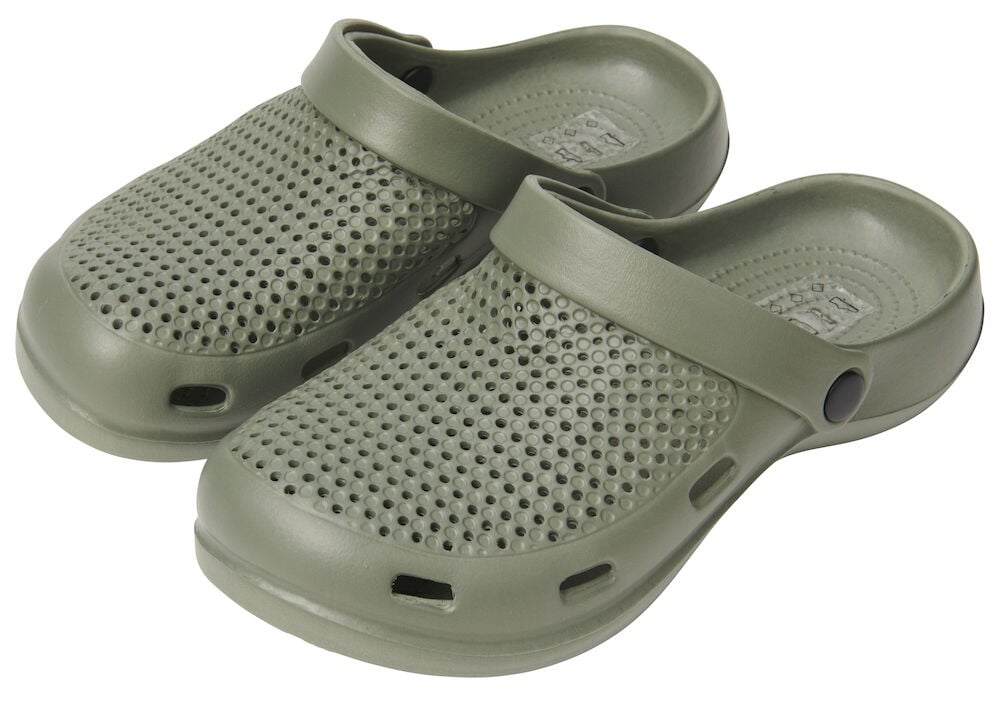 Gröna plasttofflor med hälrem och lufthål.