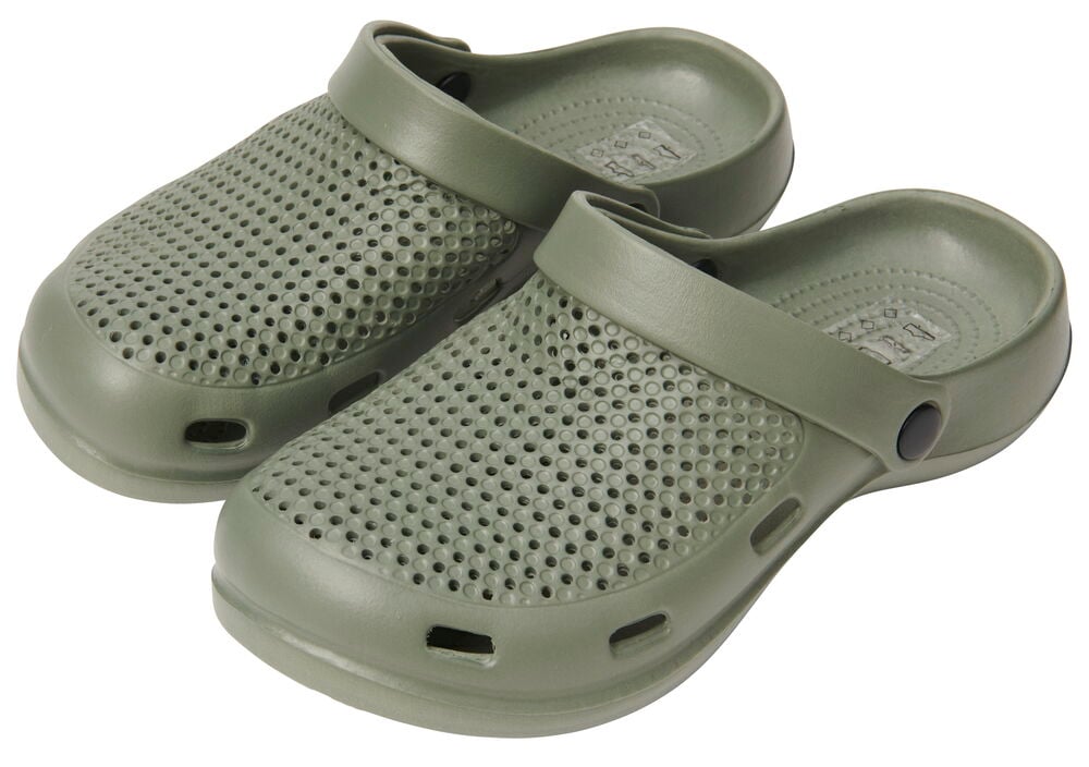 Vihreät muovitohvelit, joissa on kantaremmi ja hengitysreiät.