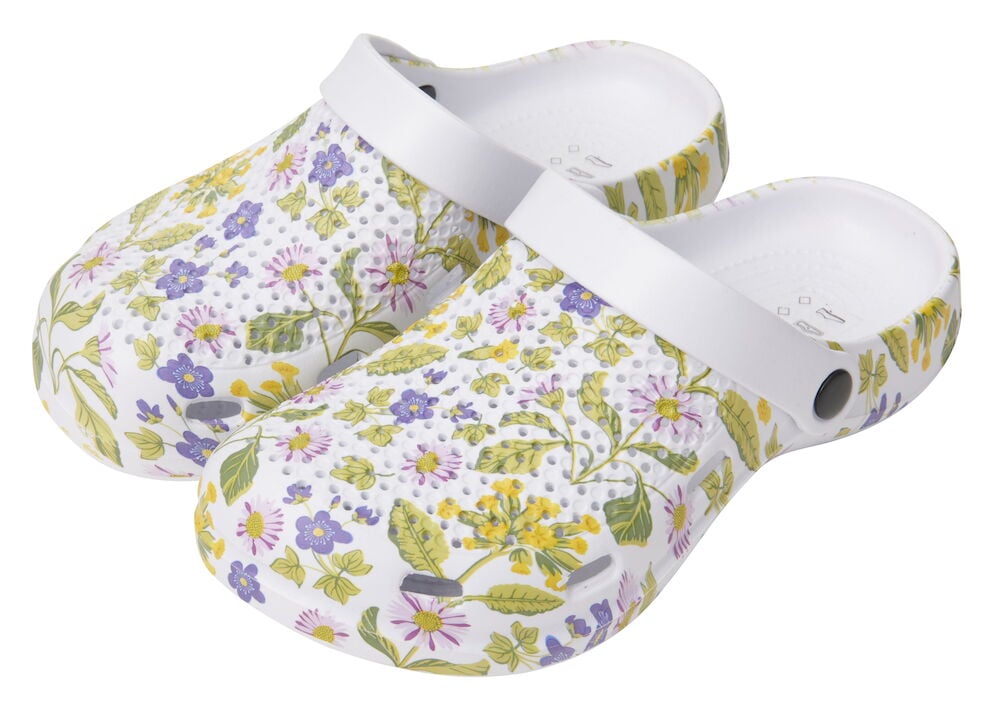 Vita tofflor med färgglatt blommönster och hälrem.