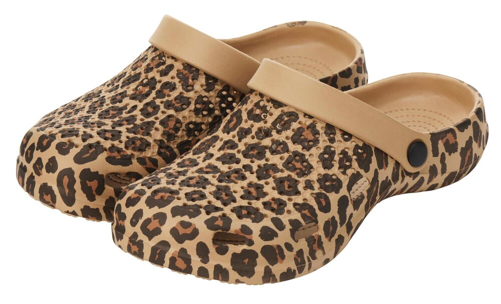 Beige tofflor med leopardmönster och rörlig rem.