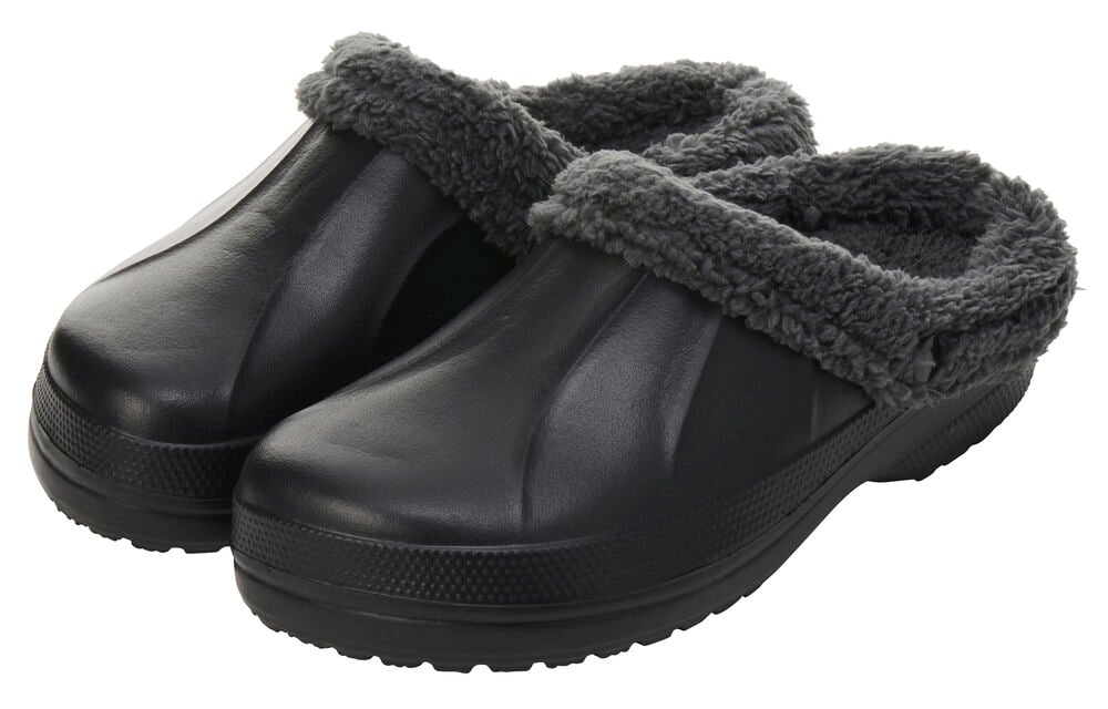 Mustat tohvelit pyöreällä kärjellä ja pehmeällä sisäpohjalla.