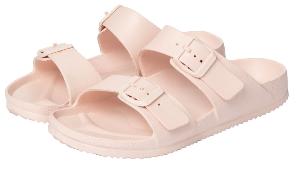 Ein Paar hellrosa Pella Sandalen mit zwei breiten Schnallenriemen und texturierten Sohlen.