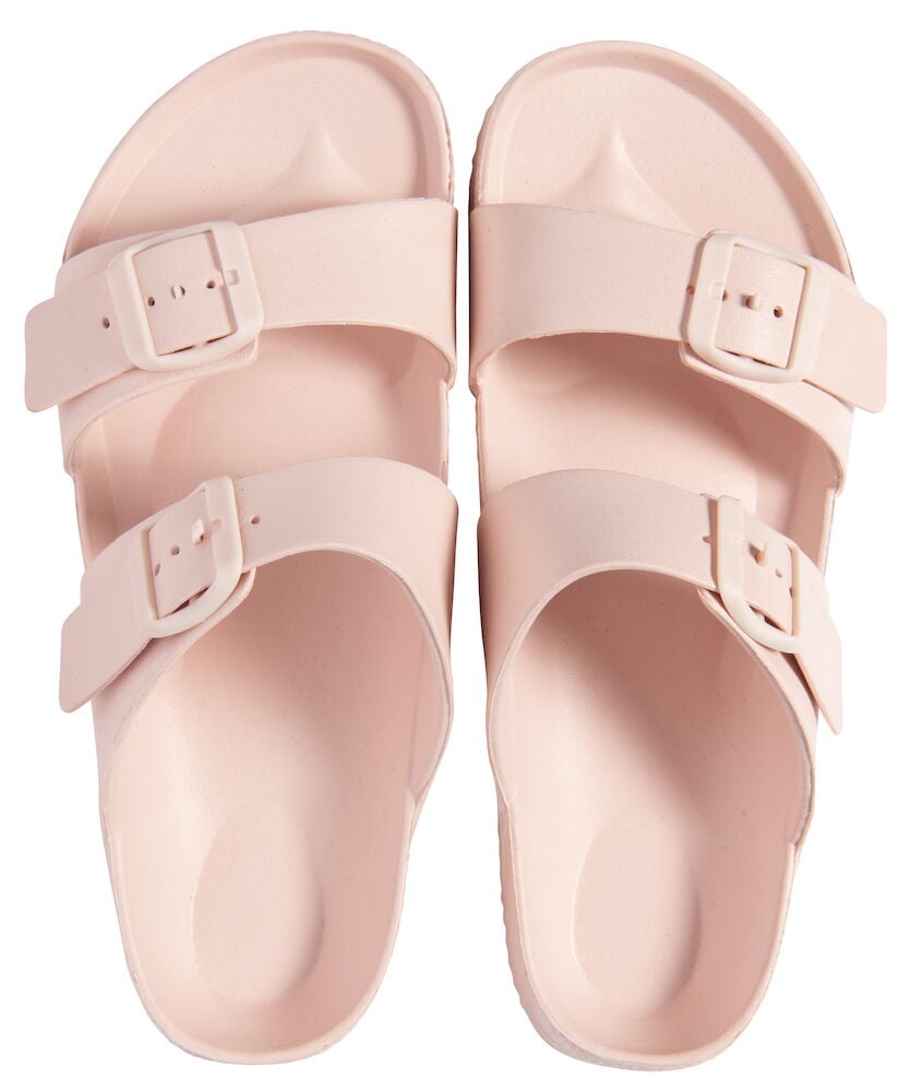 Hellrosa Pella Sandalen mit zwei Schnallenriemen an jeder.