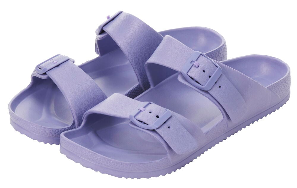 Ein Paar lilafarbene Pella Sandalen mit zwei Schnallenriemen und strukturierter Sohle.