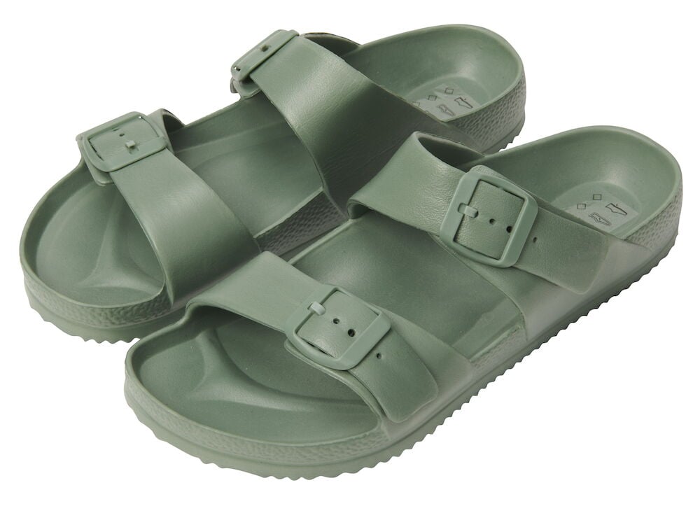 Ein Paar grüne Pella Sandalen mit zwei Riemen, Schnallen, konturiertem Fußbett und texturierten Sohlen.