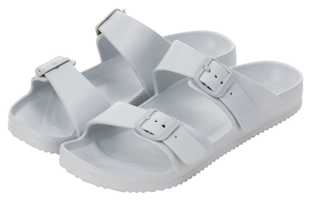 Gråa sandaler med dubbla spännen för dam.