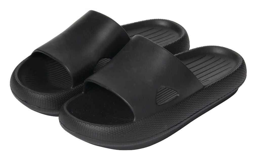 Svarta badtofflor med bred rem och räfflad sula.