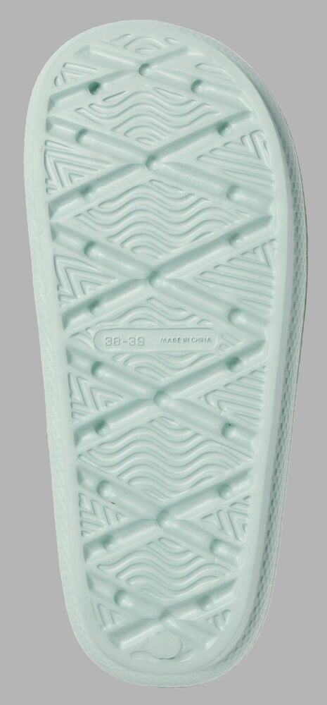 Undersida av grön badtoffel med mönstrad sula.