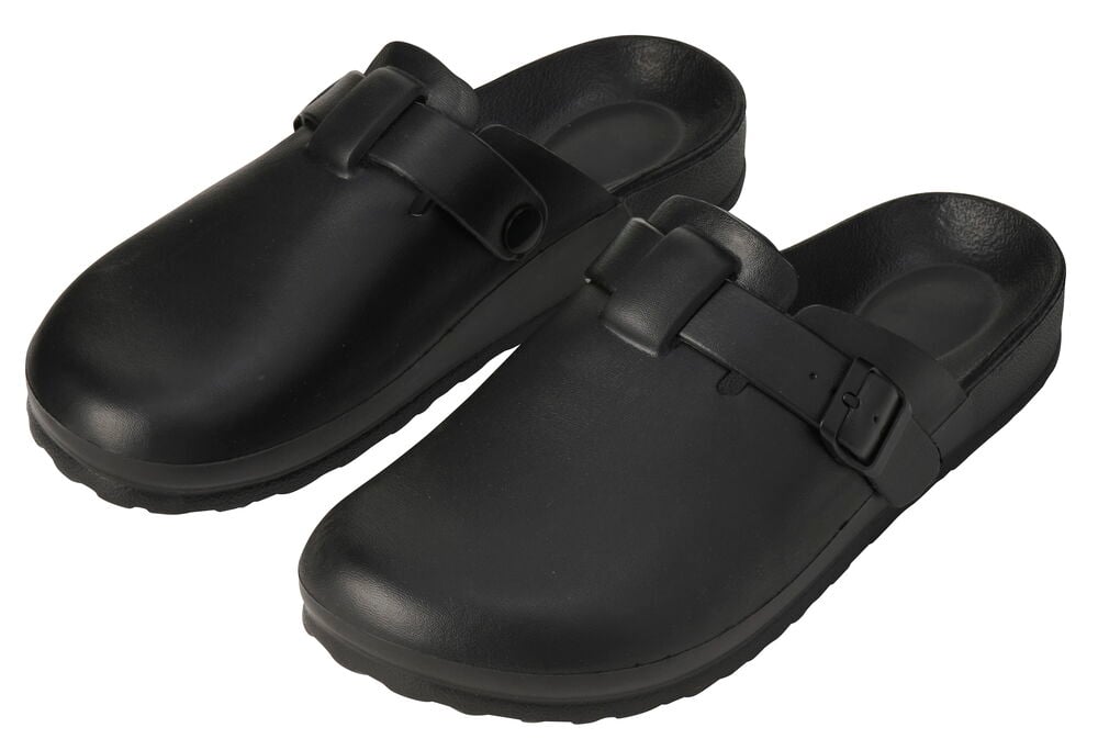 Pari mustia Charlie-sandaaleja suljetulla kärjellä, sileällä materiaalilla ja säädettävillä solkihihnoilla.