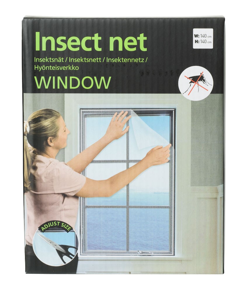 Frau, die ein weißes Insektenschutznetz am Fenster anbringt.
