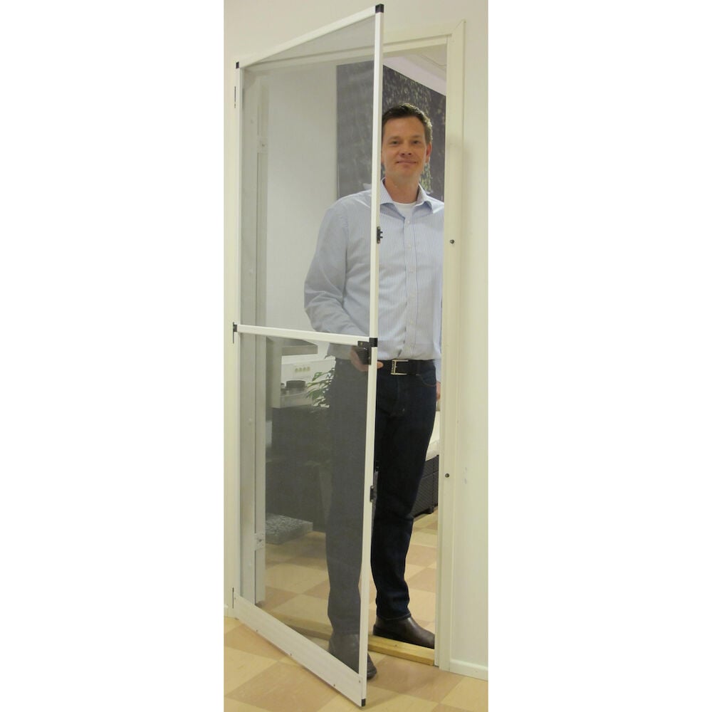 Valkoinen hyttysverkko ovelle miehen takana.