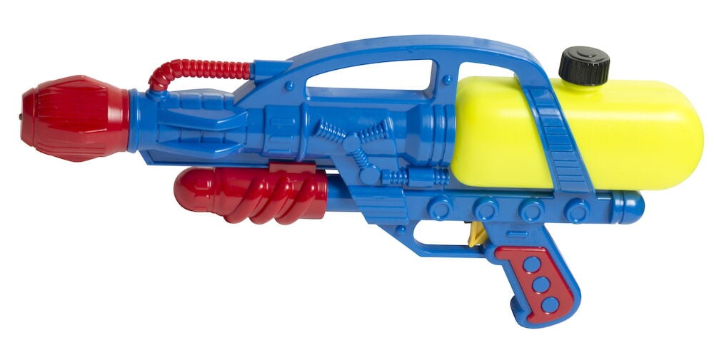Blått och rött vattengevär med gul vattentank.