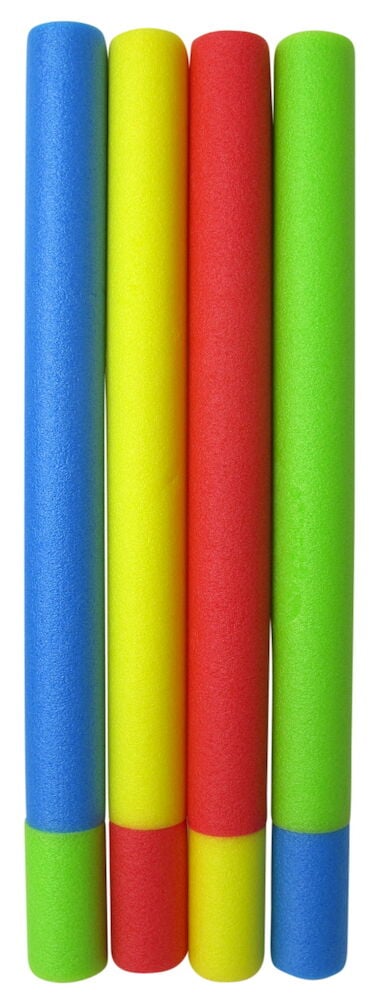 Fyra färgglada vattenkanoner i plast för sommarlekar.