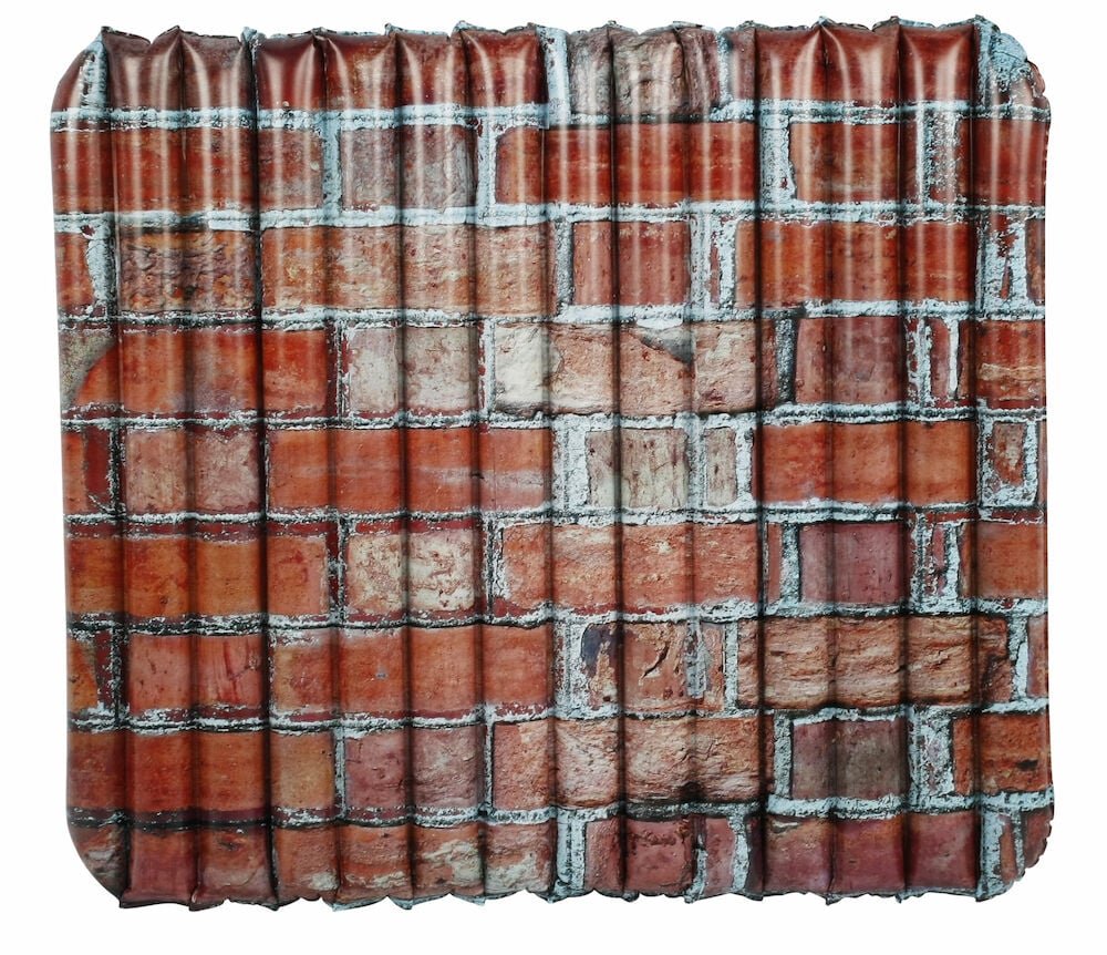 Uppblåsbar leksak Battle zone Brick wall med ett realistiskt rött tegelmönster och vertikal räfflad textur.