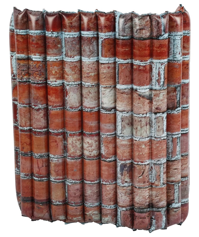 Uppblåsbar leksak Battle zone Brick wall med realistiskt rött tegelmönster och blågrå fogar.