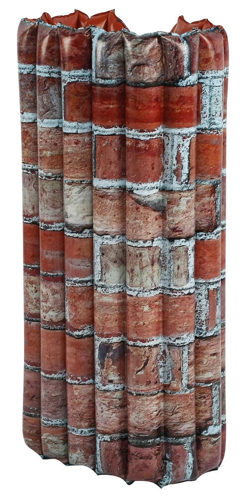 Uppblåsbar leksak Battle zone Brick wall med rött tegelmönster och vita foglinjer.