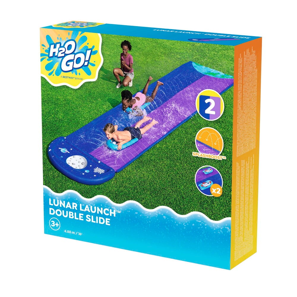 Färgglad vattenglidbana med två banor på gräsmatta.