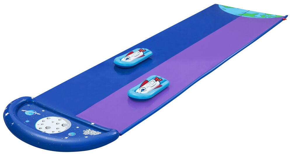 Blå dubbel vattenglidbana med rymdmotiv och surfbrädor.