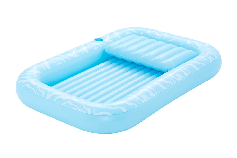 Uppblåsbar blå solsäng med mönster och kudde.