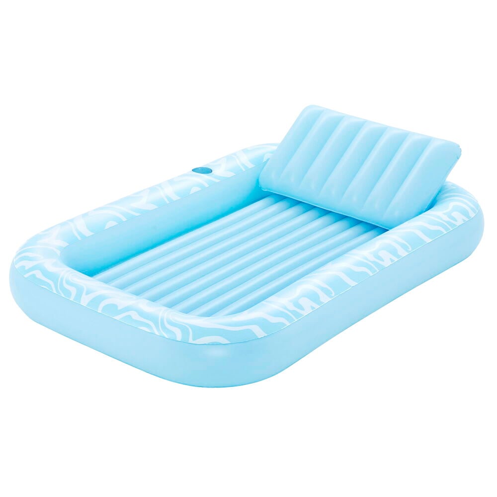 Uppblåsbar blå solsäng med mönster och kudde.