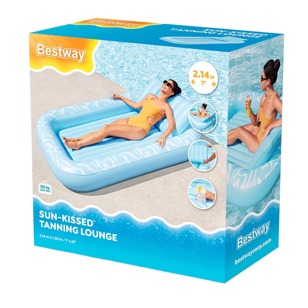 Förpackning med blå uppblåsbar solsäng på stranden.