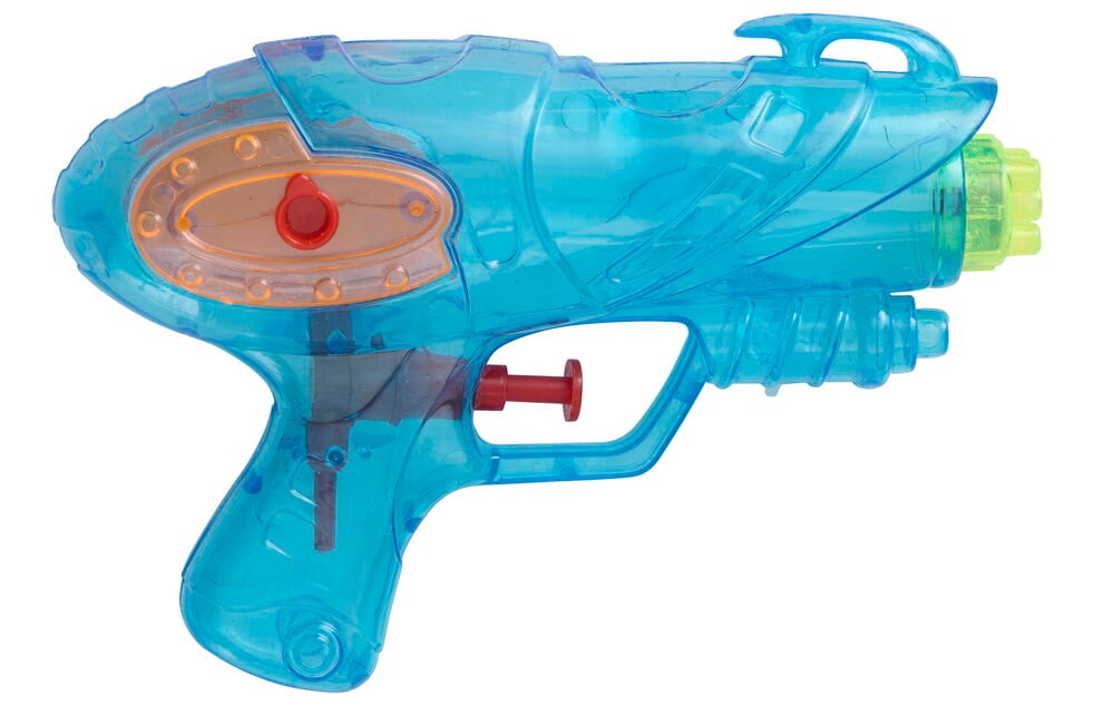 En 17 cm blå gjennomsiktig vannpistol i plast med oransje detalj, rød avtrekker og grønn dyse.