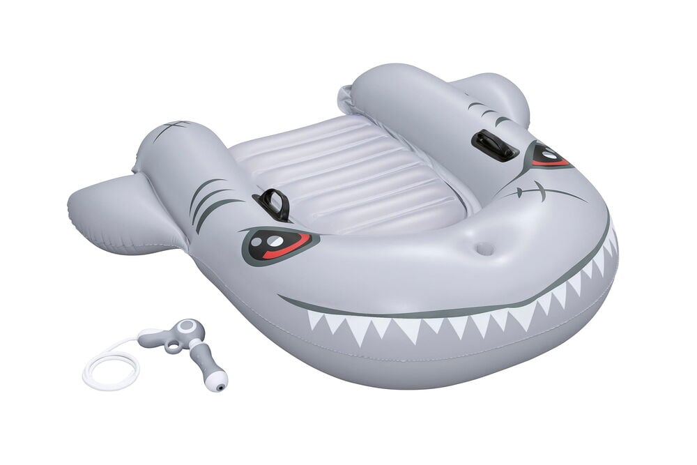 En Oppblåsbar vannleke Bestway, grå haiformet, med en tilkoblet grå vannpistol og hvit slange.