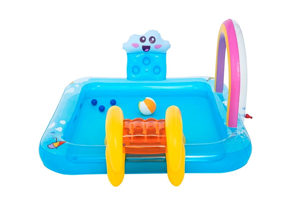 Blå oppblåsbar lekebasseng med sky-sprinkler, oransje sklie, regnbuebue og en badeball.