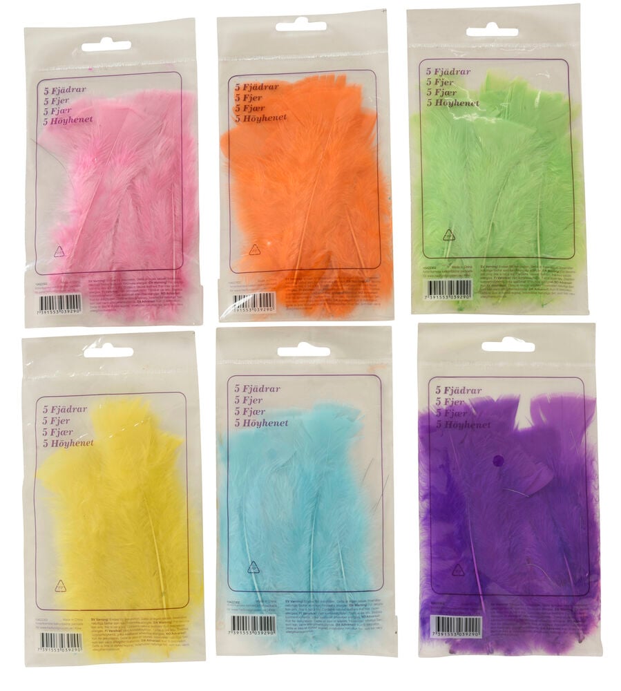 Kuusi pakkausta värikkäitä synteettisiä höyheniä koristeluun.