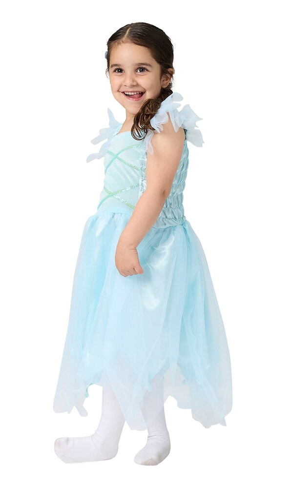 Ein Kind trägt ein hellblaues Kostümkleid mit Rüschenschultern und durchsichtigem Rock, mit weißen Strumpfhosen.