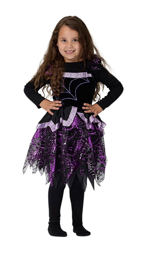 Kind trägt ein schwarz-lila Spinnennetz-Hexenkostüm, schwarze Leggings und Socken.