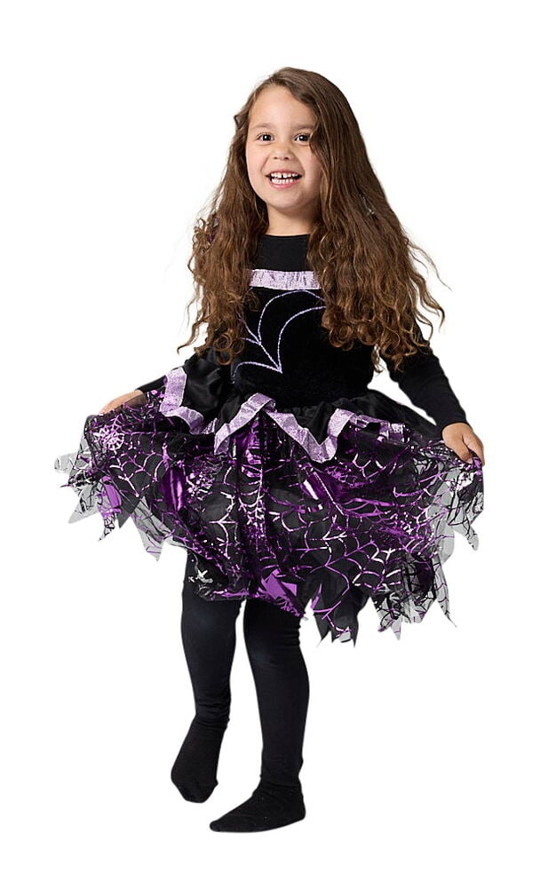 Kind trägt ein schwarz-lila Spinnennetz-Kostüm mit Lagen-Tutu-Rock, langen Ärmeln und schwarzen Leggings.