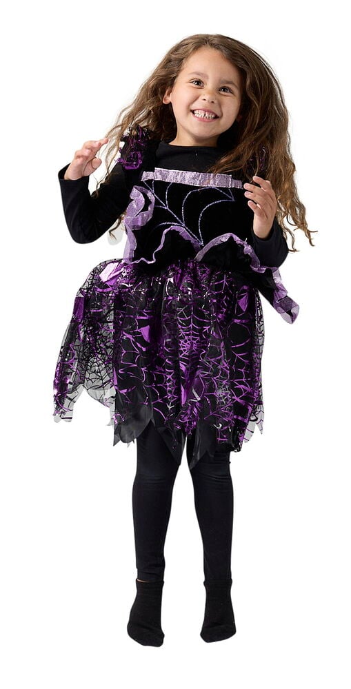 Vorderansicht eines Kindes in schwarz-lila Spinnennetz-Kostümkleid und schwarzen Leggings.