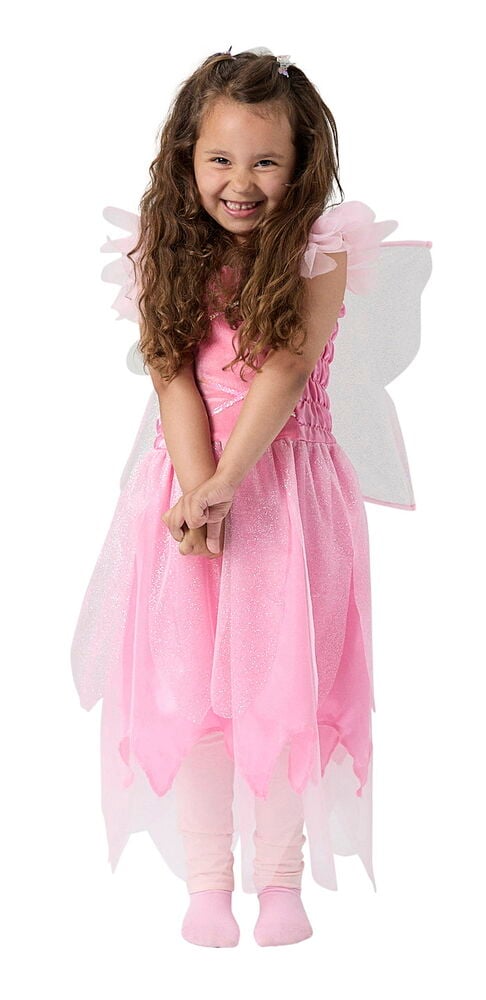Ein lächelndes Kind trägt ein rosa Feenkostüm mit transparenten Flügeln, einem Glitzerkleid und pinken Leggings.