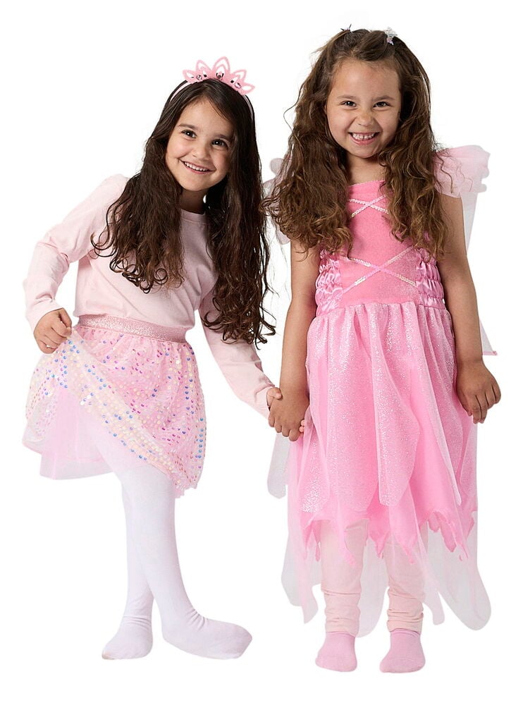Zwei Kinder präsentieren rosa Kostüme: ein Feenkleid mit Flügeln und einen Paillettenrock mit Krone.