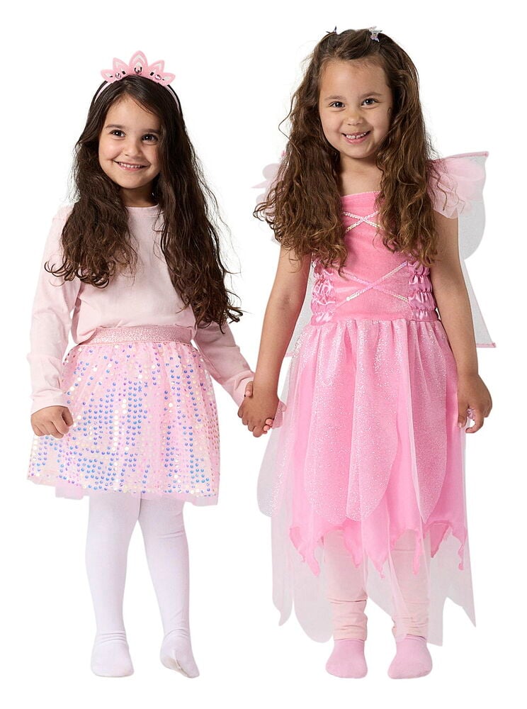Zwei Kinder in rosa Kostümen: langärmeliges Oberteil, Paillettenrock, Krone; und ein Glitzer-Feenkleid mit Flügeln.