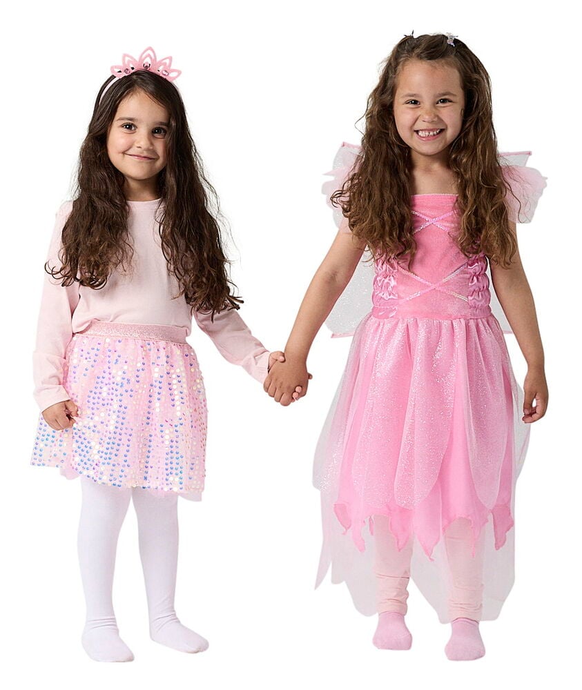 Verschiedene rosa Kinderkostüme: eines mit Paillettenrock und Krone, ein anderes ein Feenkleid mit Flügeln.