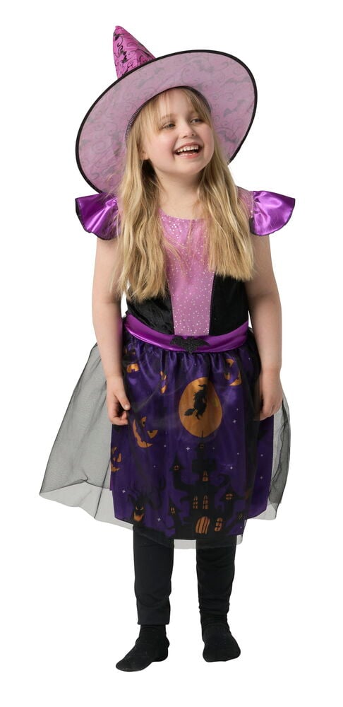 Ett barn visar Maskeradkläder S (4–5 y), med rosa hatt, lila halloween-mönstrad klänning och svarta leggings.