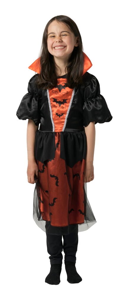 Kid bär svart-orange maskeradkläder med fladdermössmotiv, puffärmar, orange krage och svarta leggings.