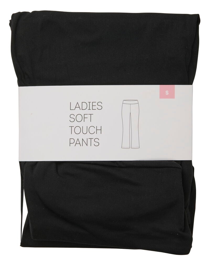 Mustat jerseyhousut, joissa etiketti vyötärön ympärillä.