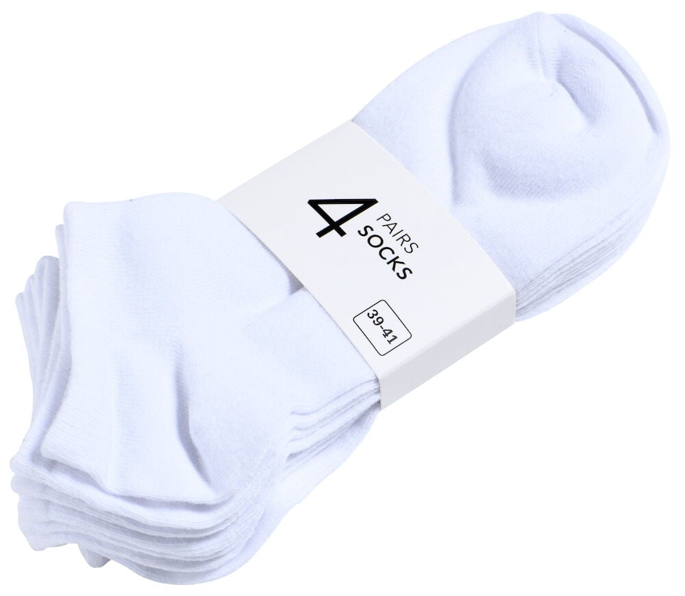 Fyra par vita ankelstrumpor i en bunt.