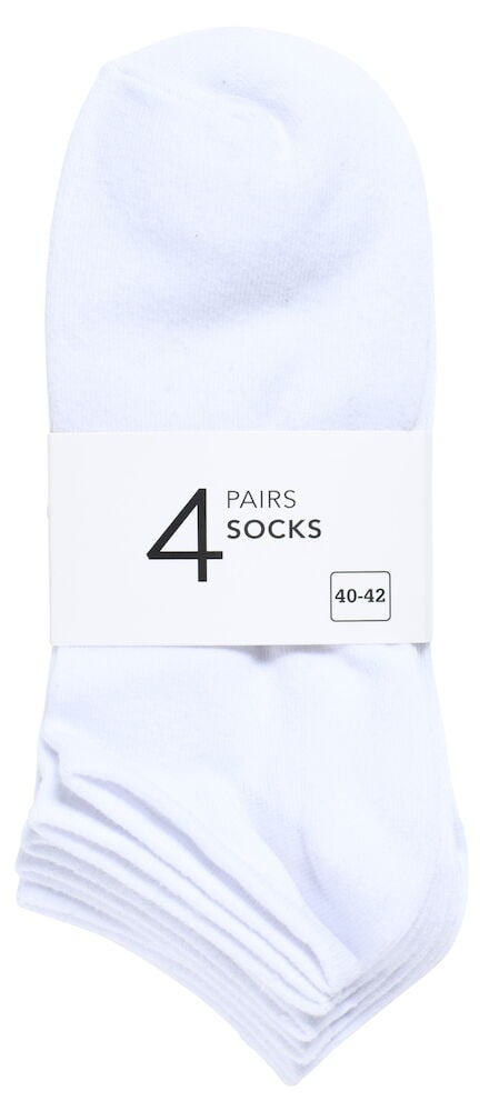 Neljä valkoista nilkkasukkaa, pakattu yhteen etiketin kanssa.